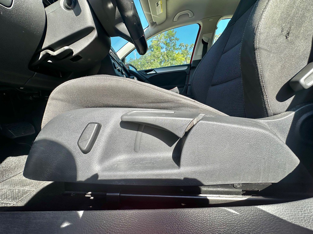 2013 Volkswagen Golf Image 12