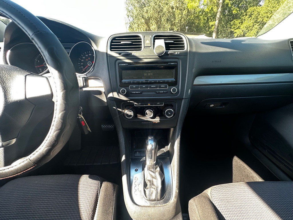2013 Volkswagen Golf Image 21