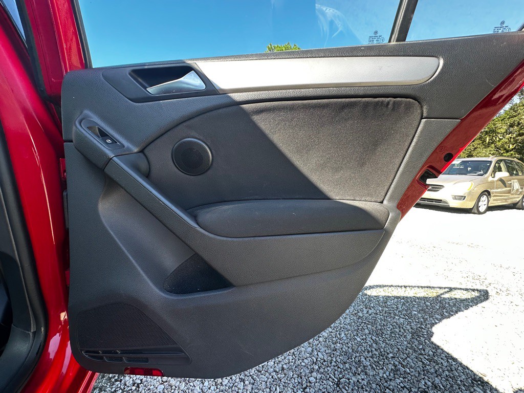 2013 Volkswagen Golf Image 28