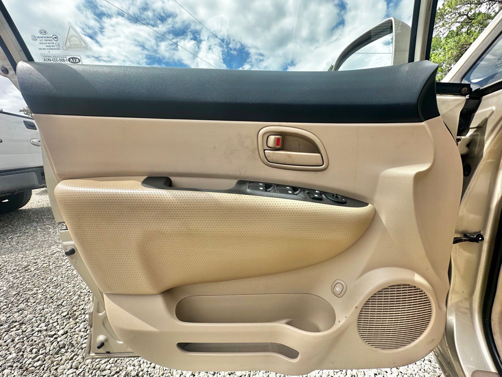 2007 Kia Rondo Image 10