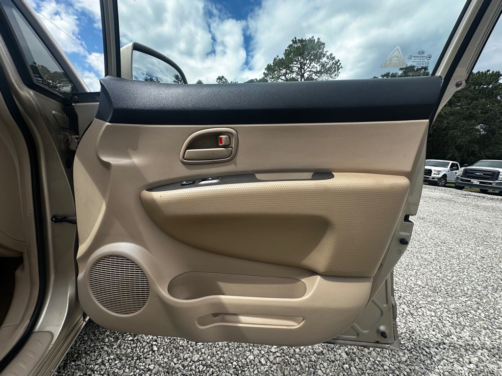 2007 Kia Rondo Image 14