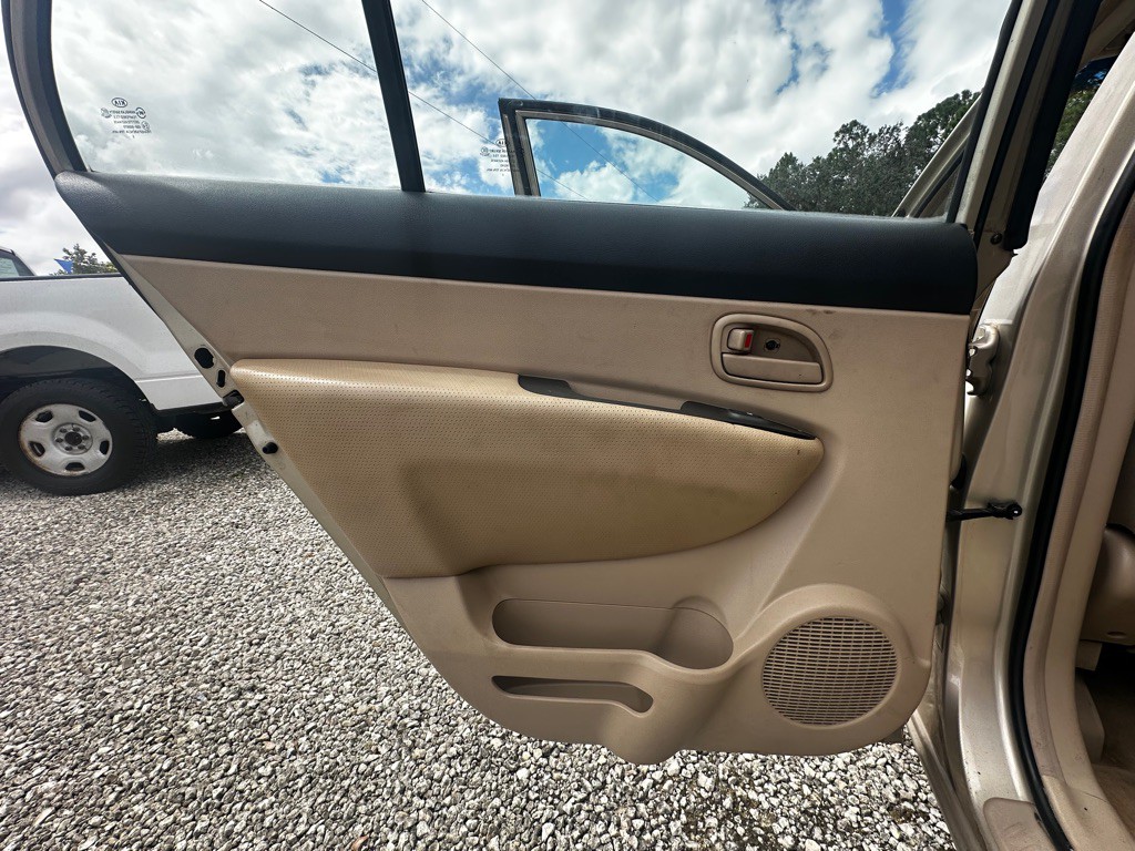 2007 Kia Rondo Image 16