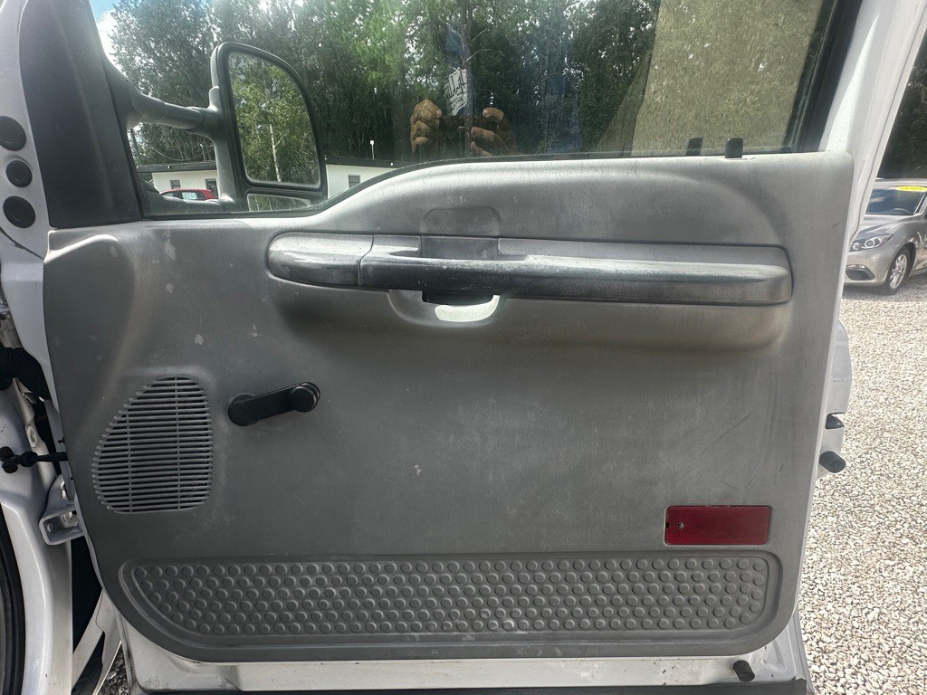 2005 Ford F-350 Image 32