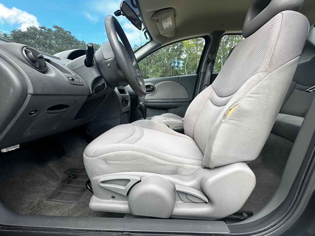2004 Saturn ION Image 17