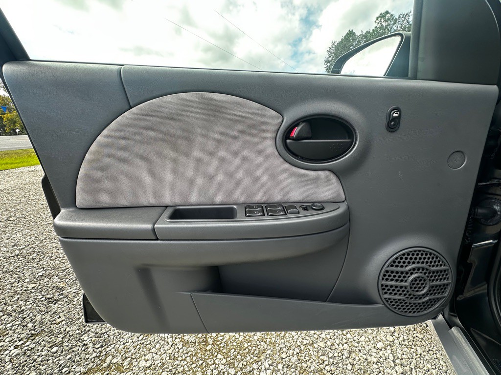 2004 Saturn ION Image 18