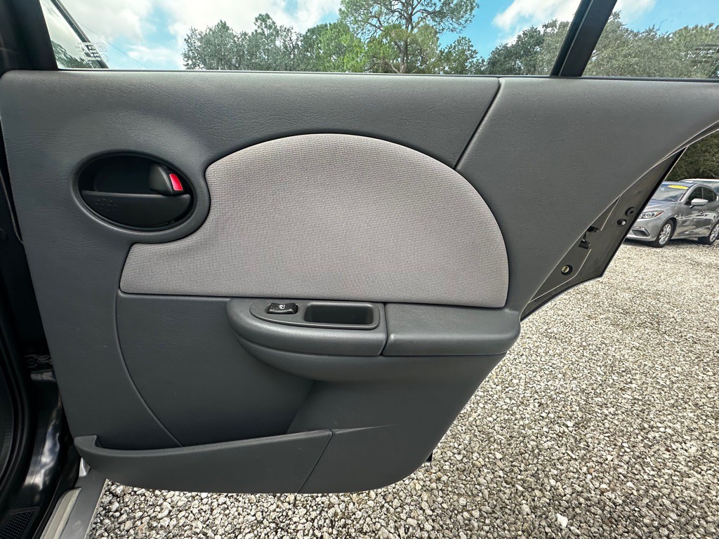 2004 Saturn ION Image 27