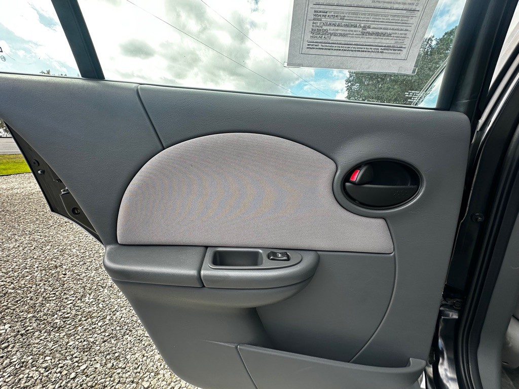 2004 Saturn ION Image 29