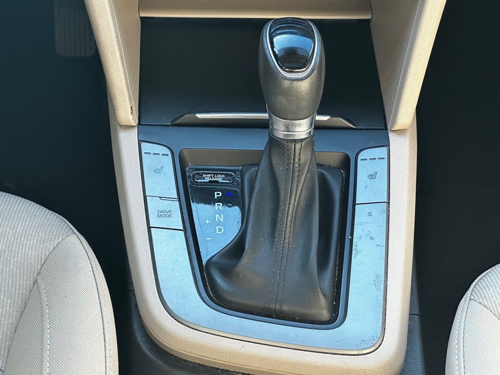 2017 Hyundai Elantra Image 26
