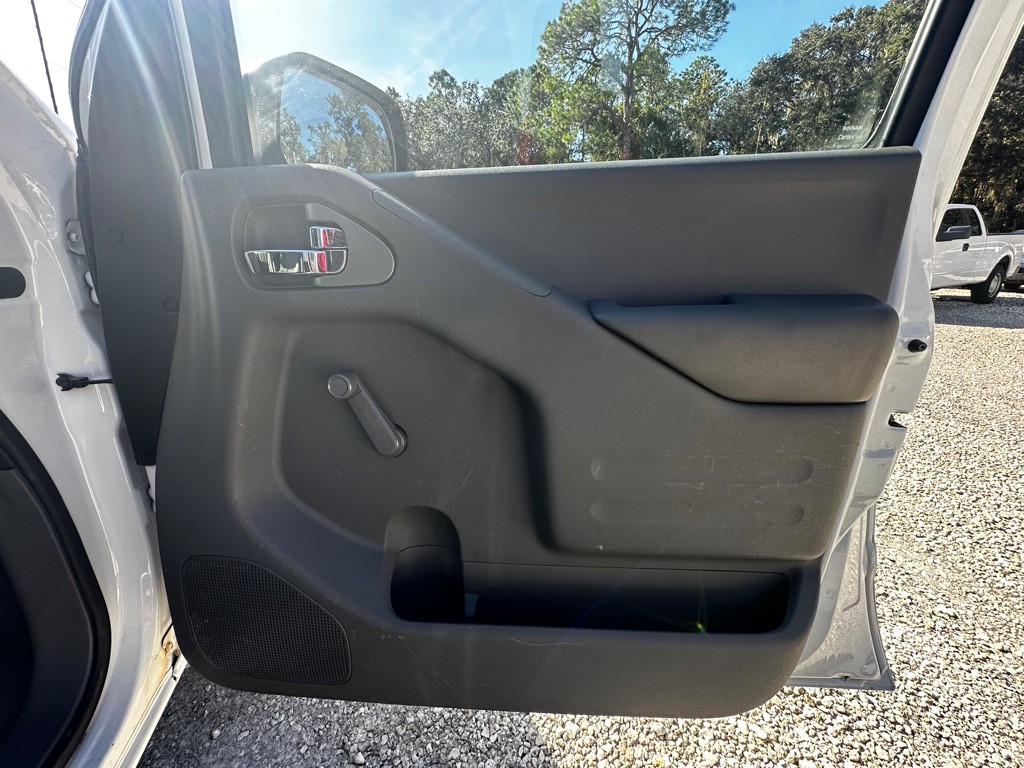 2016 Nissan Frontier Image 33