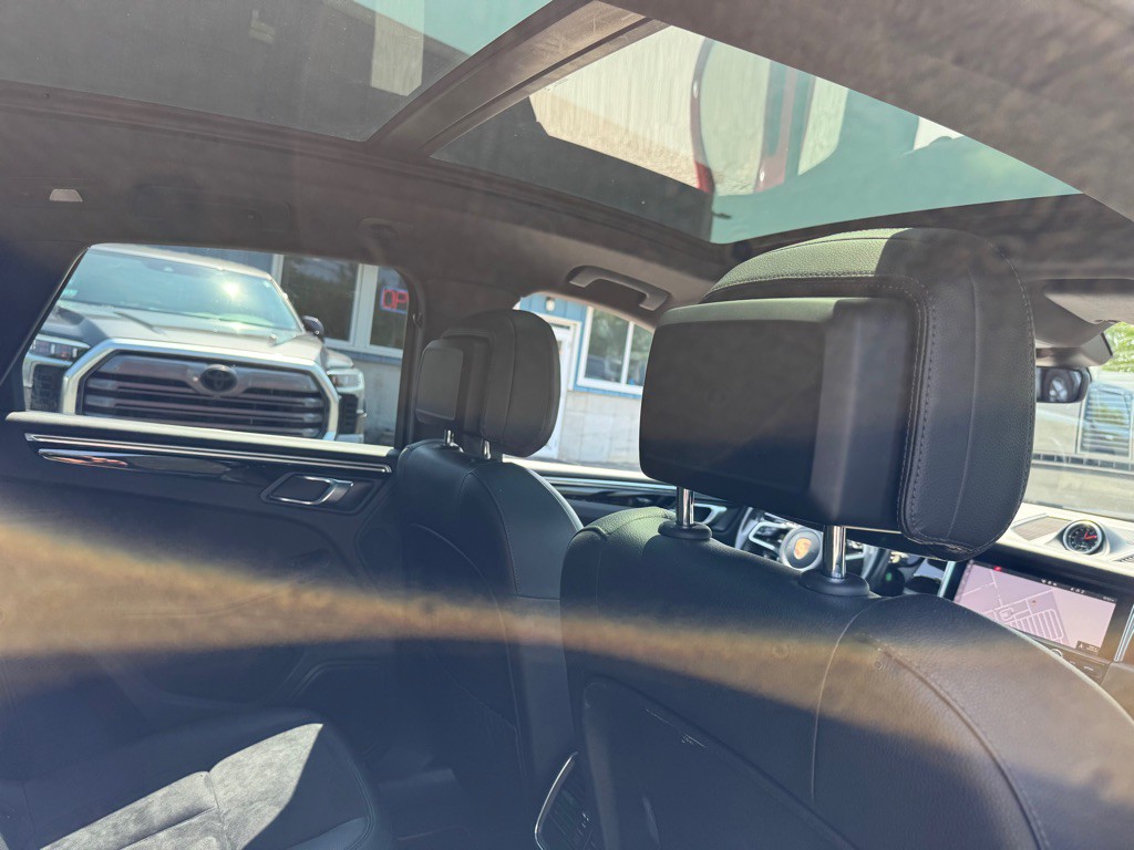 2020 Porsche Macan Image 16