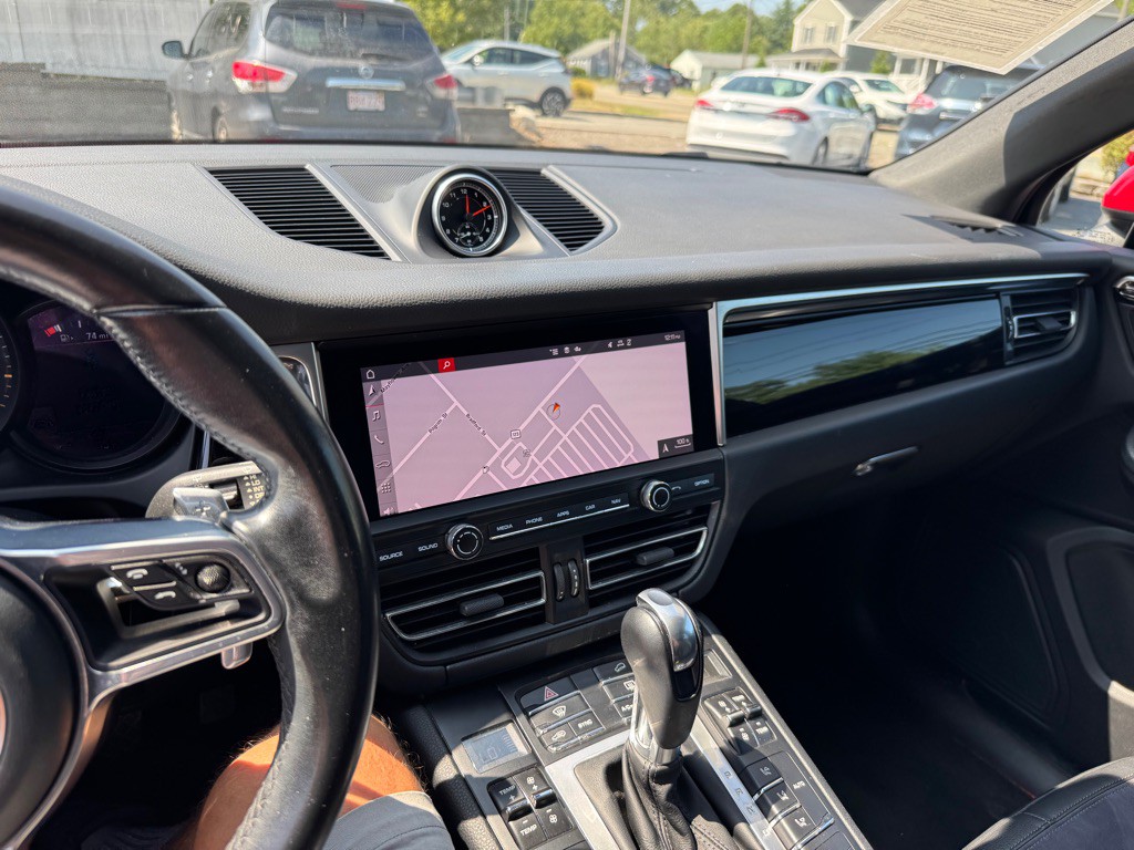 2020 Porsche Macan Image 26