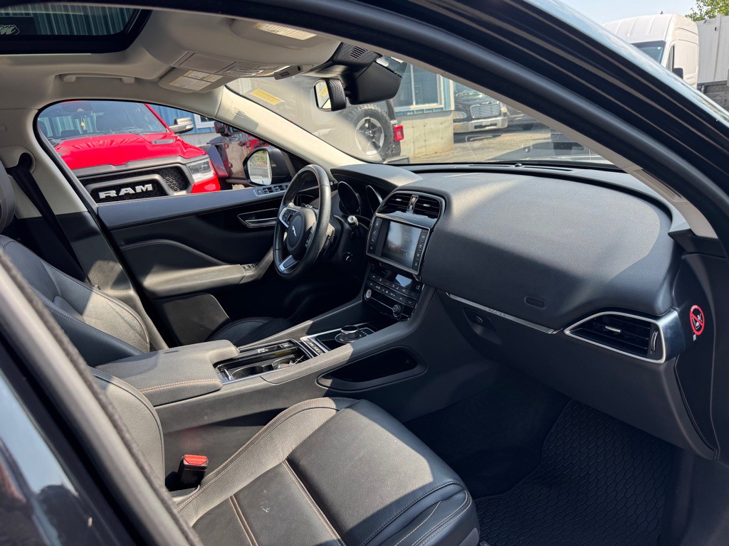2018 Jaguar F-PACE Image 9