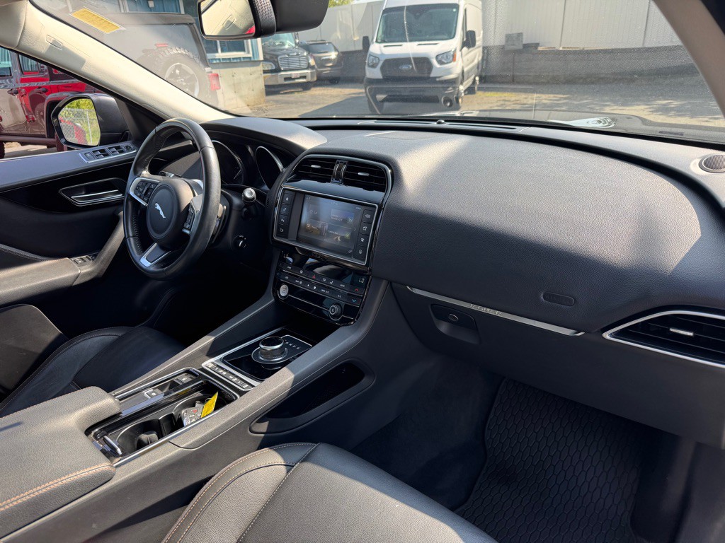 2018 Jaguar F-PACE Image 12