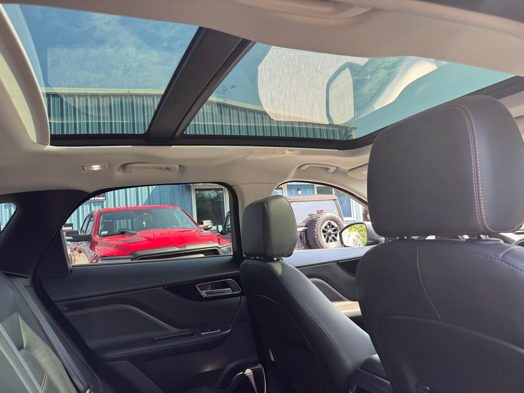 2018 Jaguar F-PACE Image 16