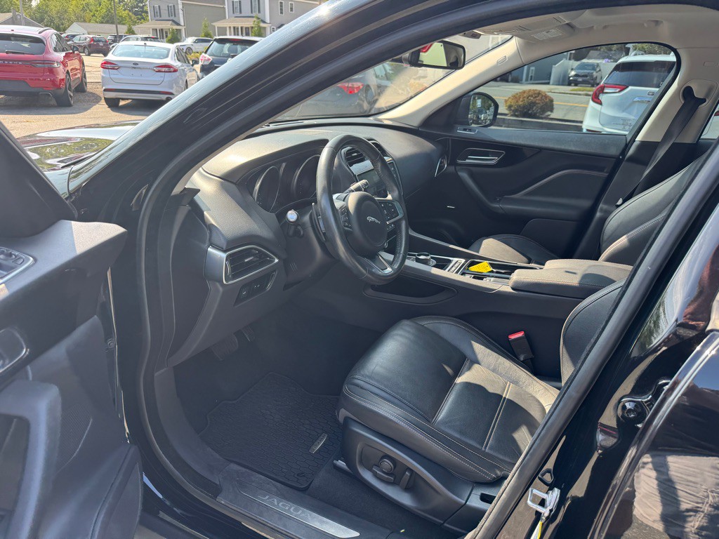 2018 Jaguar F-PACE Image 20