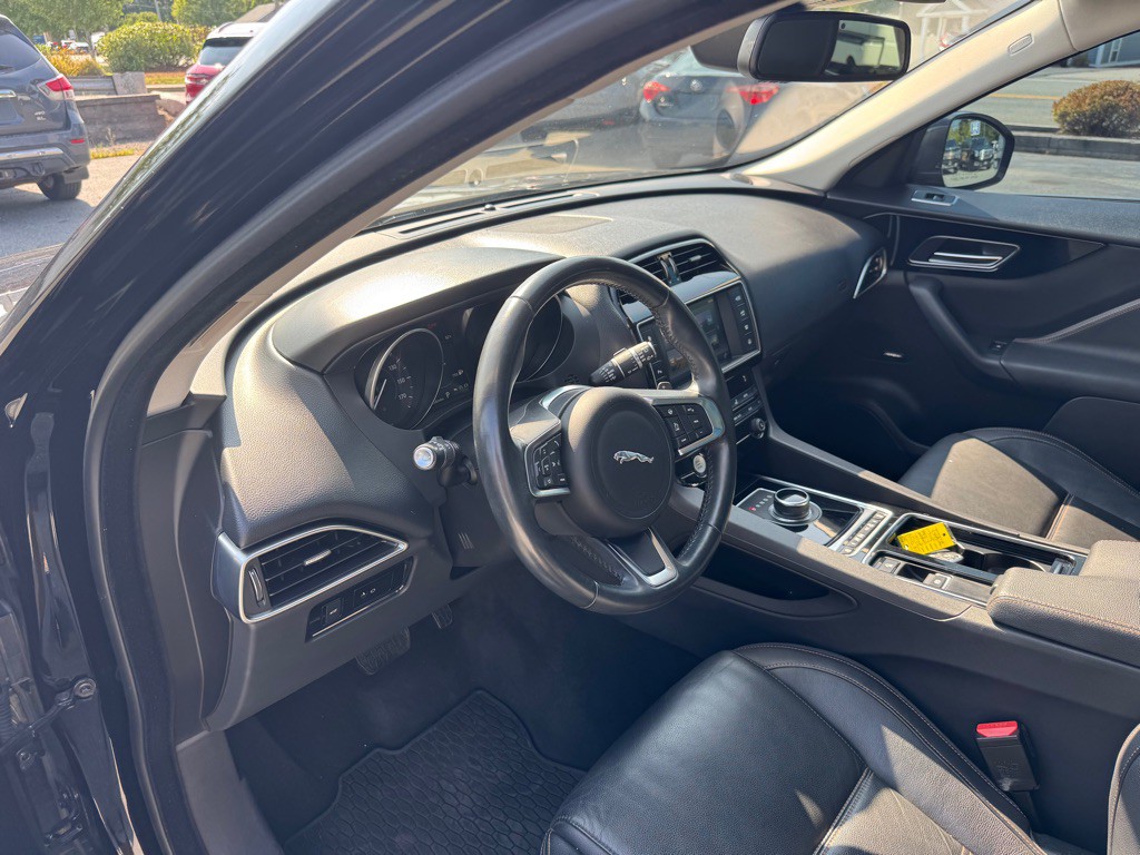 2018 Jaguar F-PACE Image 22