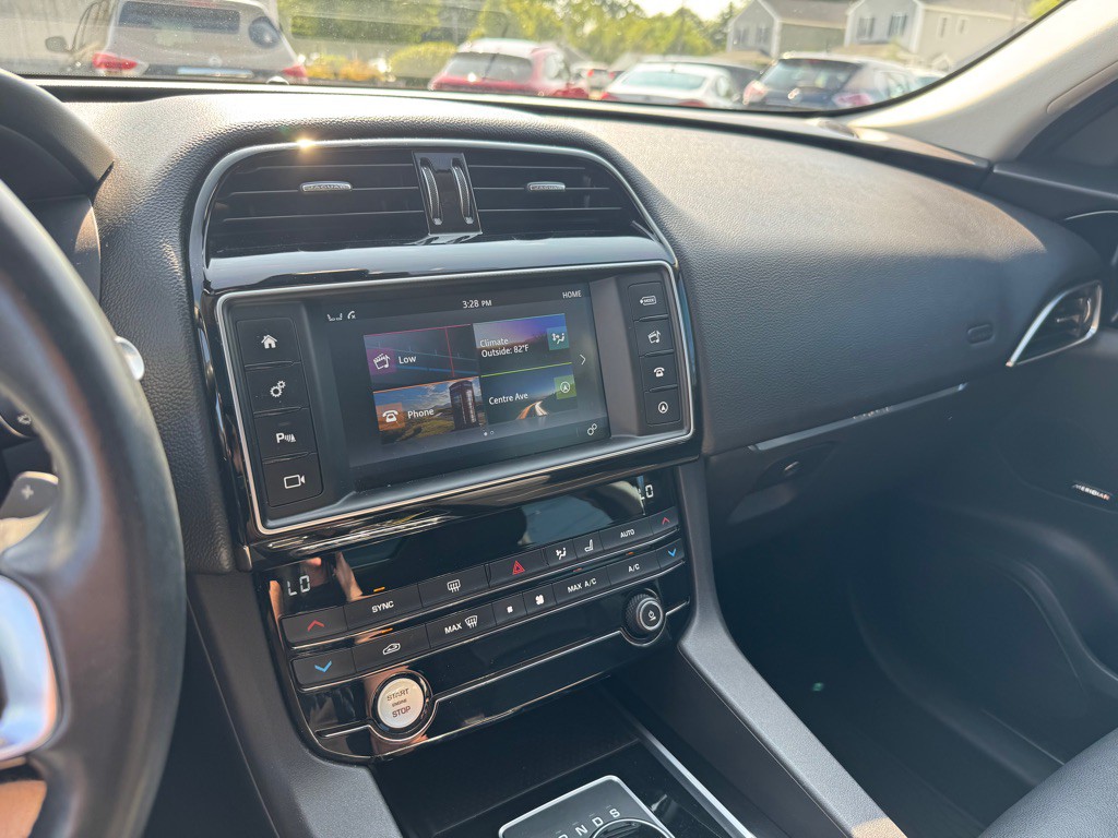 2018 Jaguar F-PACE Image 28