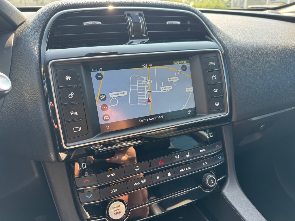2018 Jaguar F-PACE Image 29