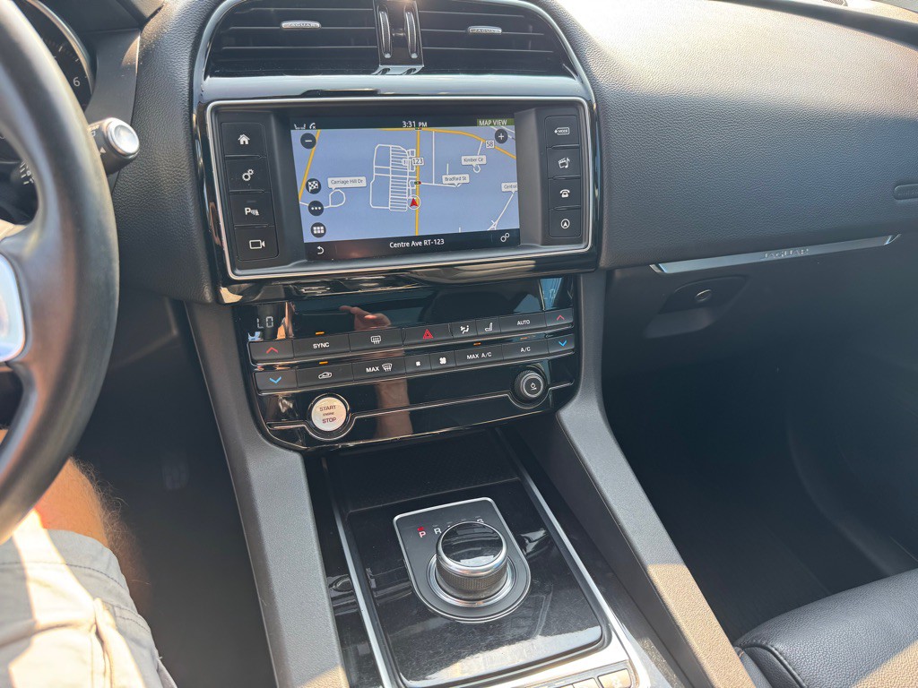 2018 Jaguar F-PACE Image 30