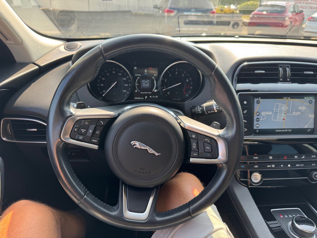 2018 Jaguar F-PACE Image 31