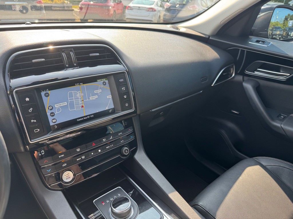 2018 Jaguar F-PACE Image 32