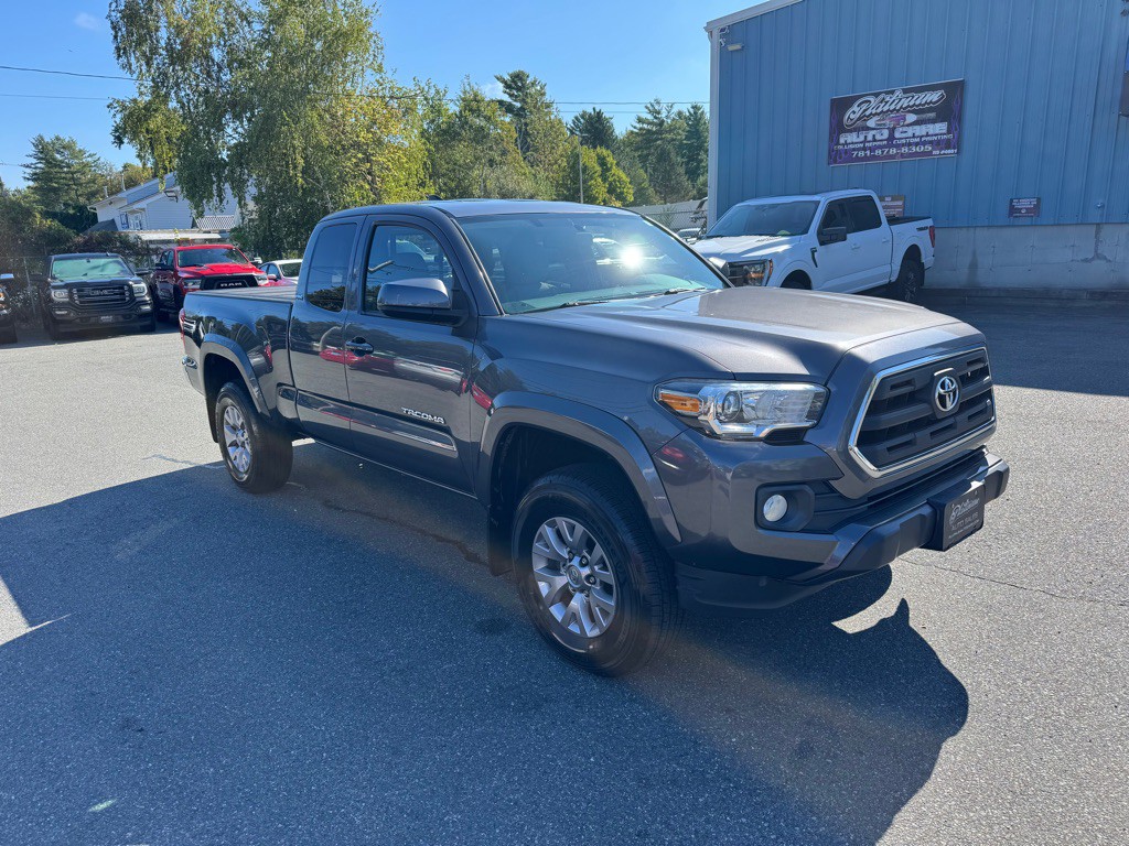 2017 Toyota Tacoma Image 2