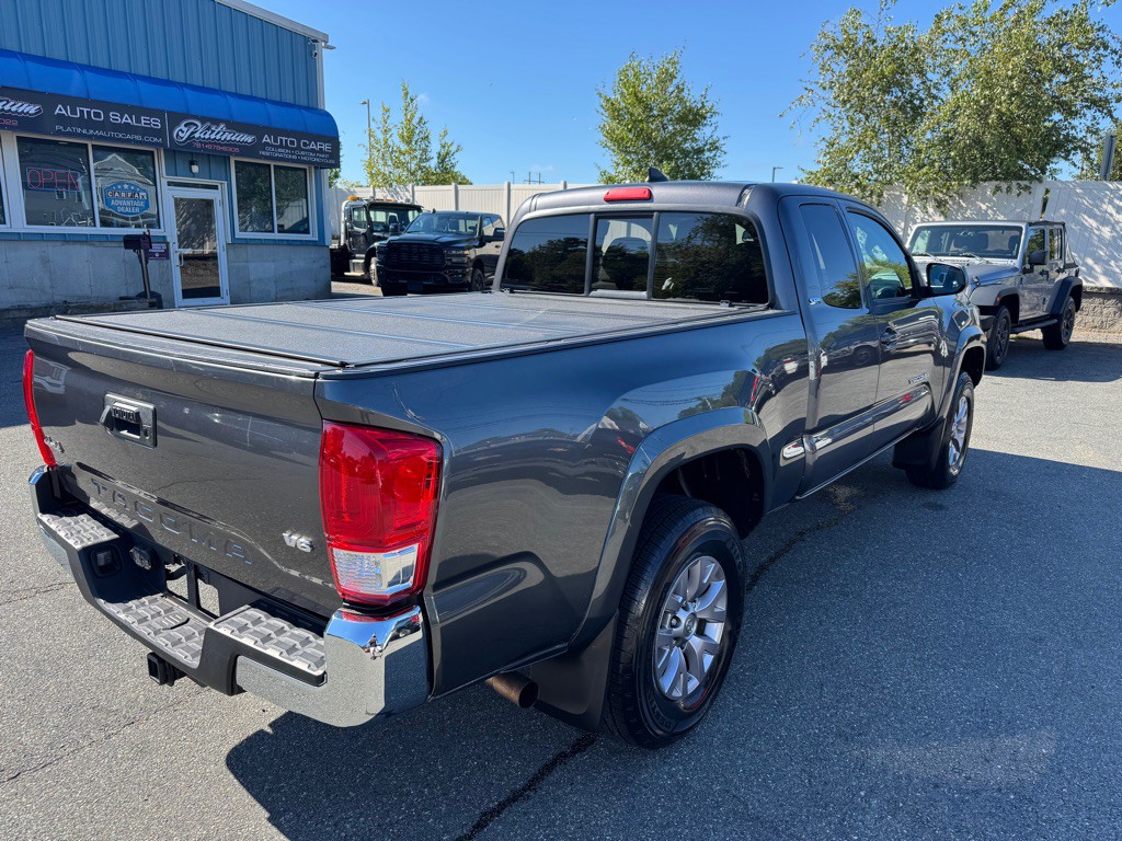 2017 Toyota Tacoma Image 8
