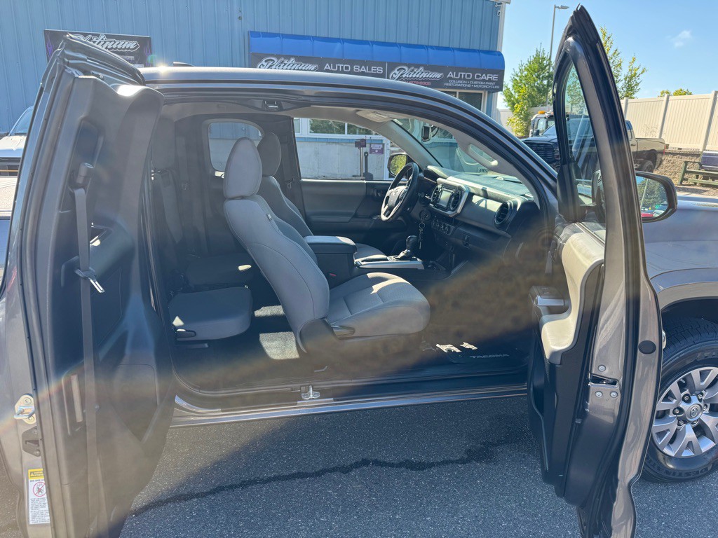 2017 Toyota Tacoma Image 9
