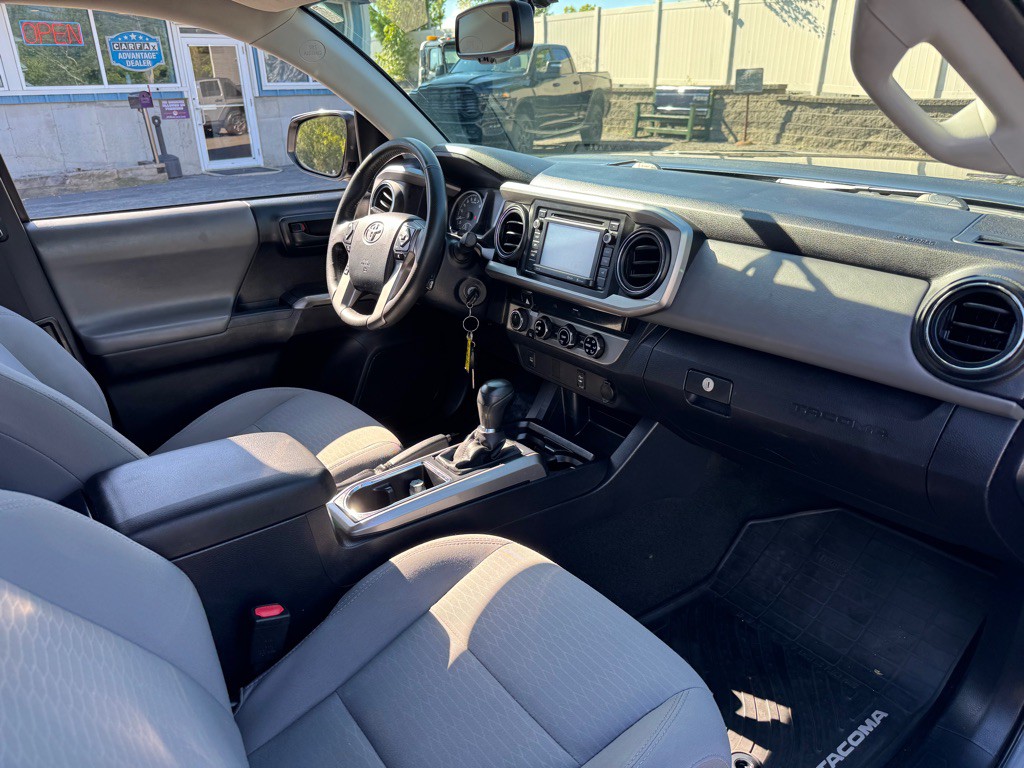 2017 Toyota Tacoma Image 10