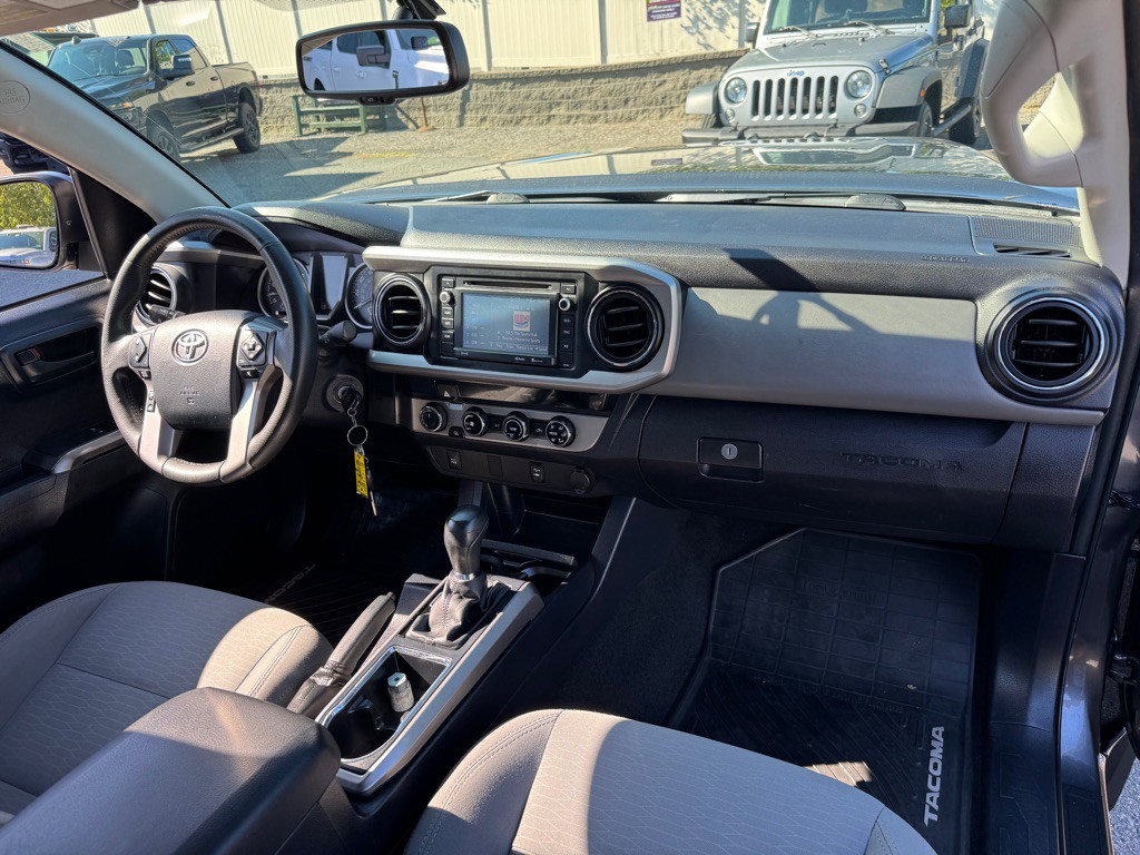 2017 Toyota Tacoma Image 12
