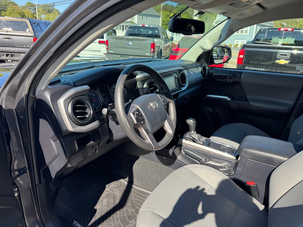 2017 Toyota Tacoma Image 14