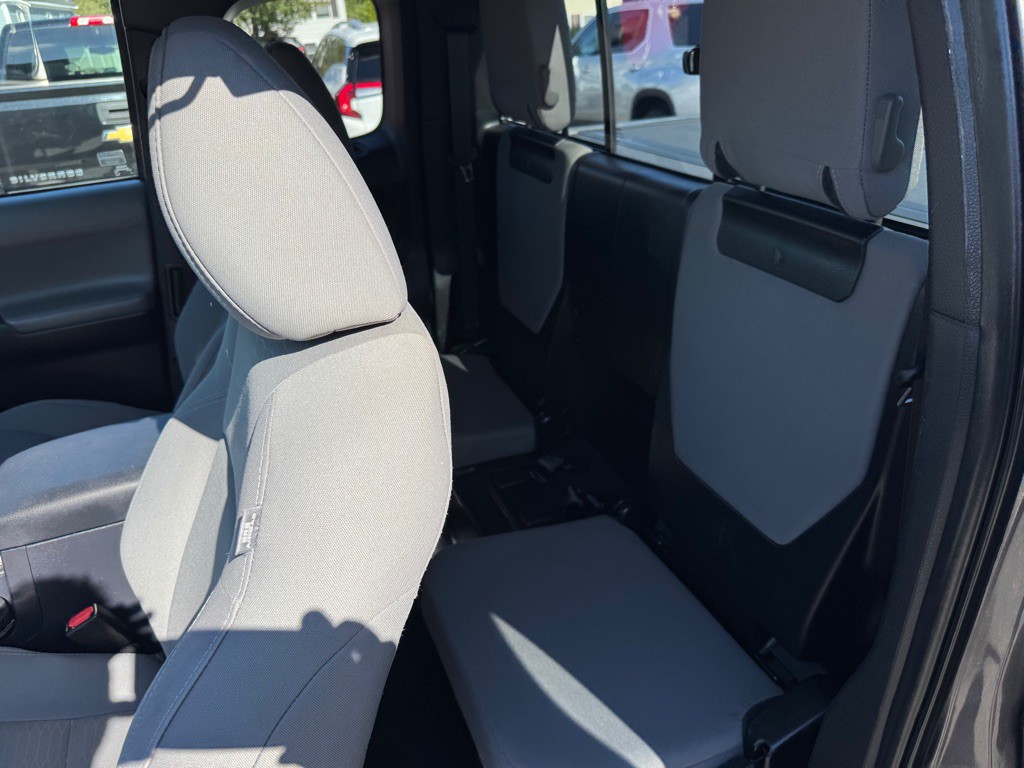 2017 Toyota Tacoma Image 16