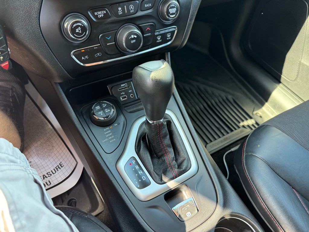 2015 Jeep Cherokee Image 24