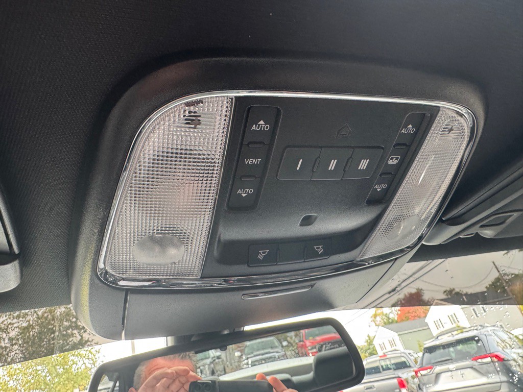2020 Chrysler 300 Image 27