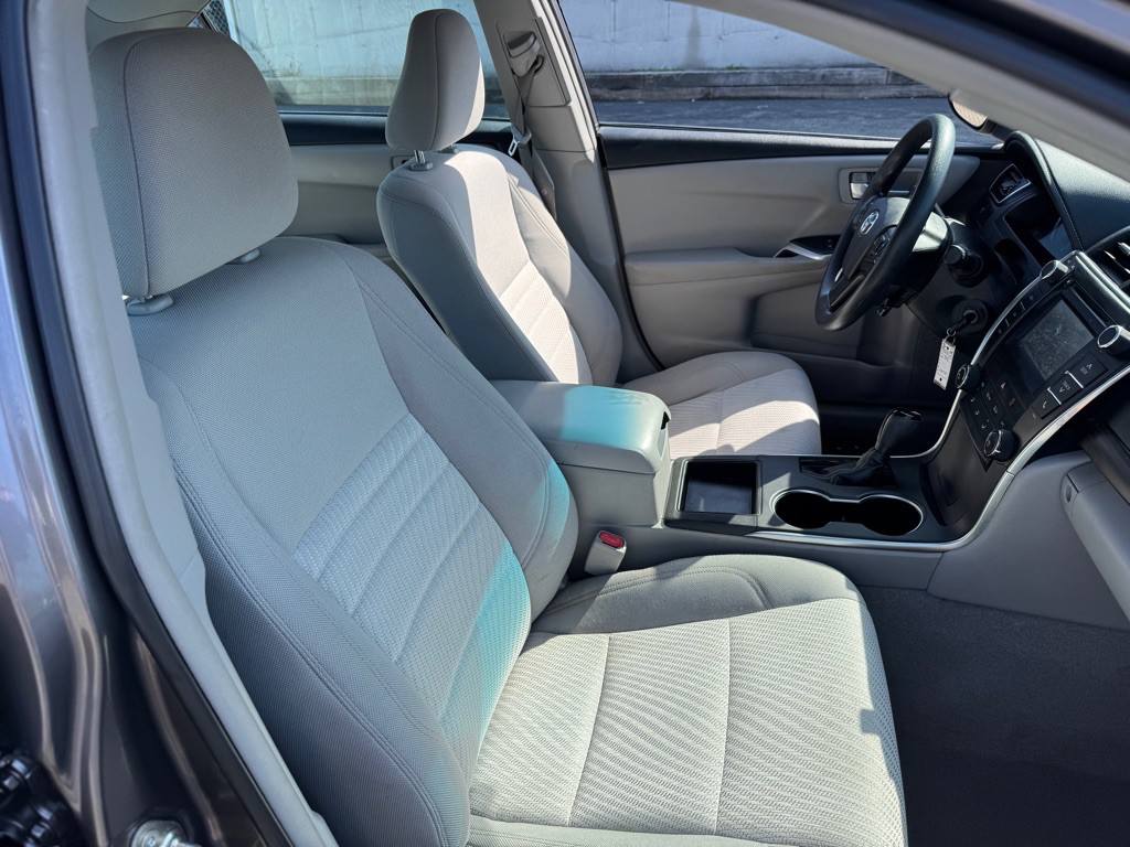 2016 Toyota Camry Image 9
