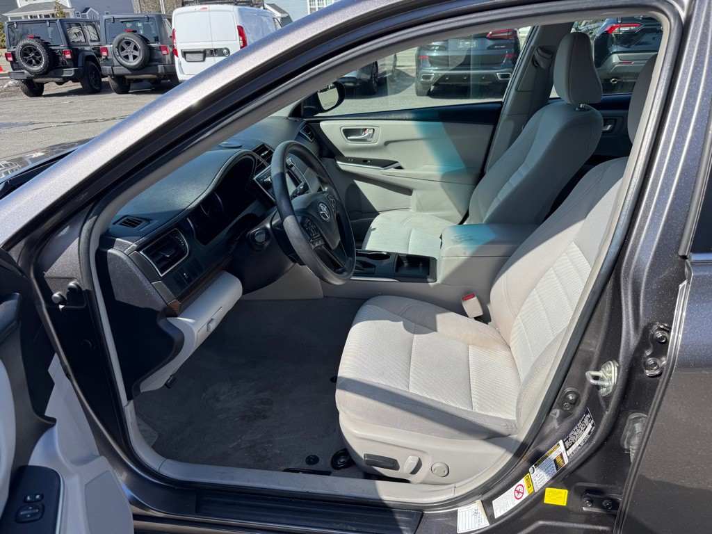 2016 Toyota Camry Image 17