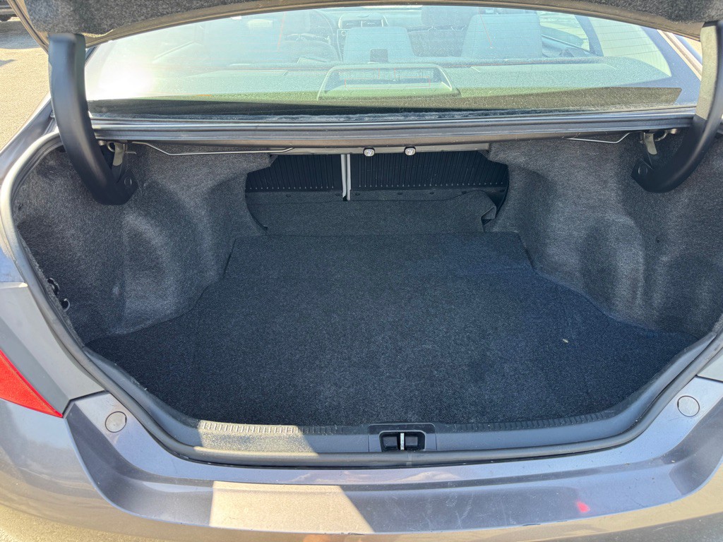 2016 Toyota Camry Image 18