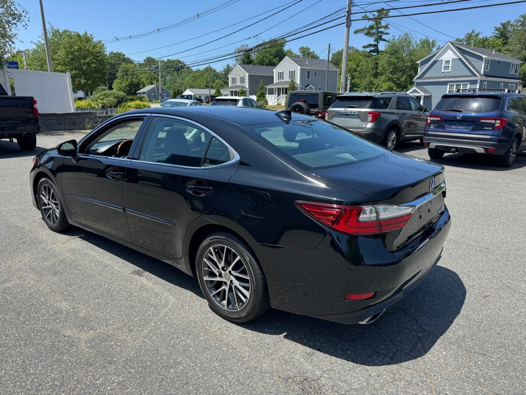 2016 Lexus ES Image 6