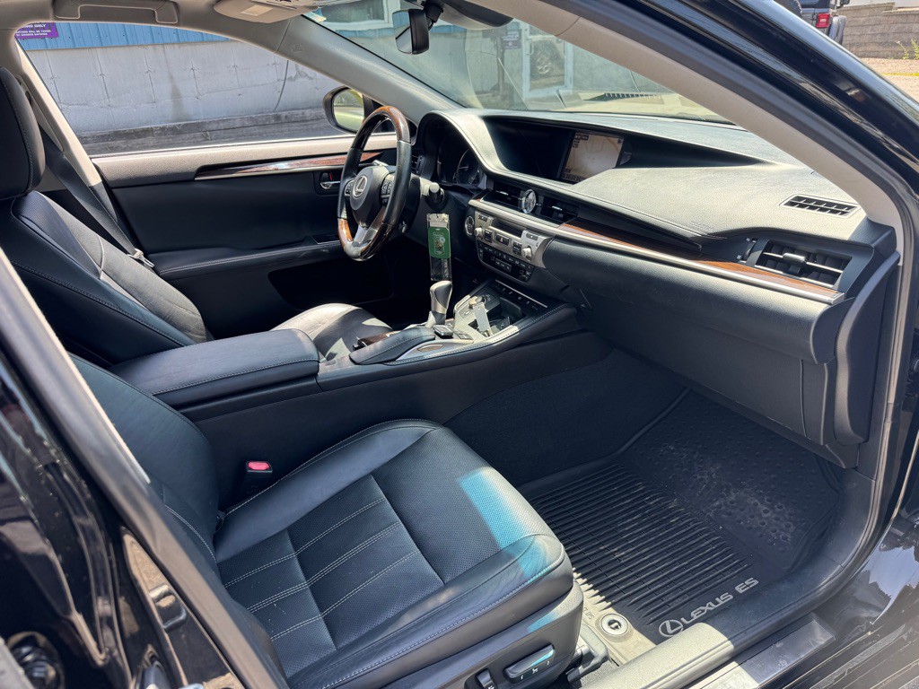 2016 Lexus ES Image 9
