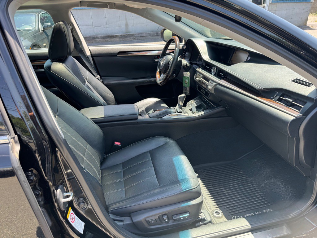 2016 Lexus ES Image 12