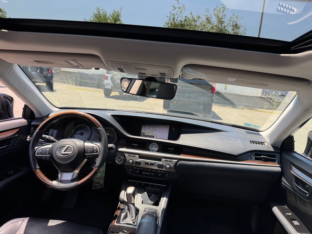 2016 Lexus ES Image 15