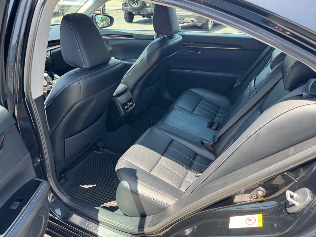 2016 Lexus ES Image 16