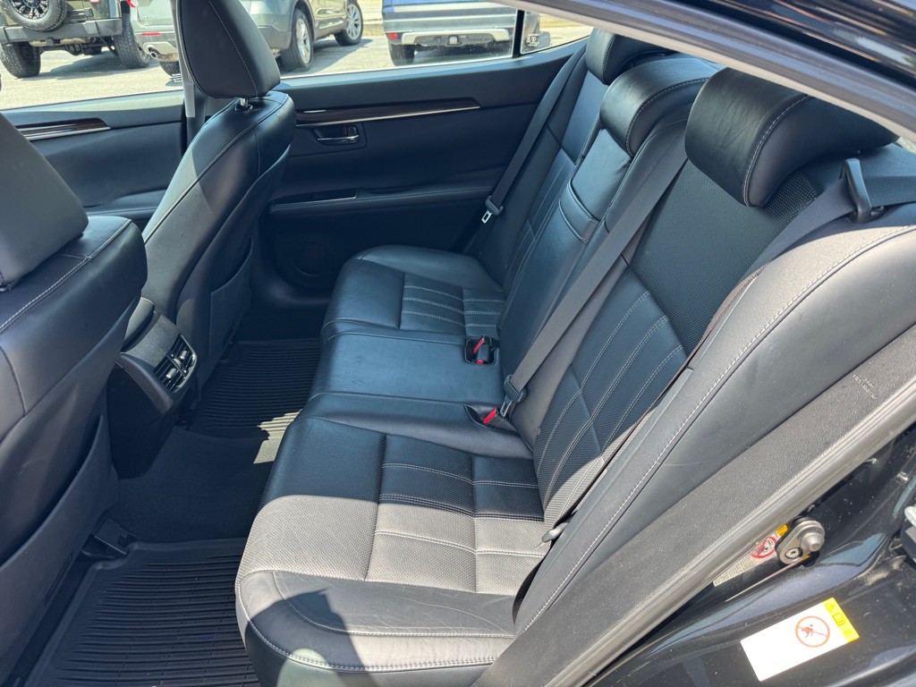 2016 Lexus ES Image 17