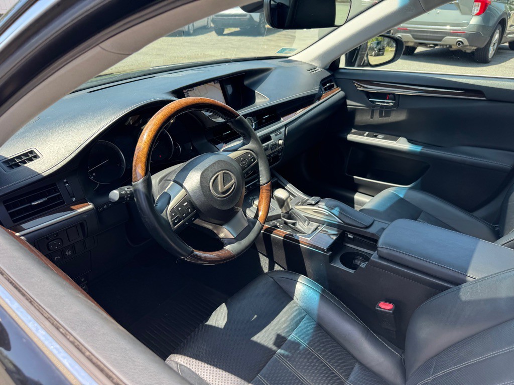 2016 Lexus ES Image 18