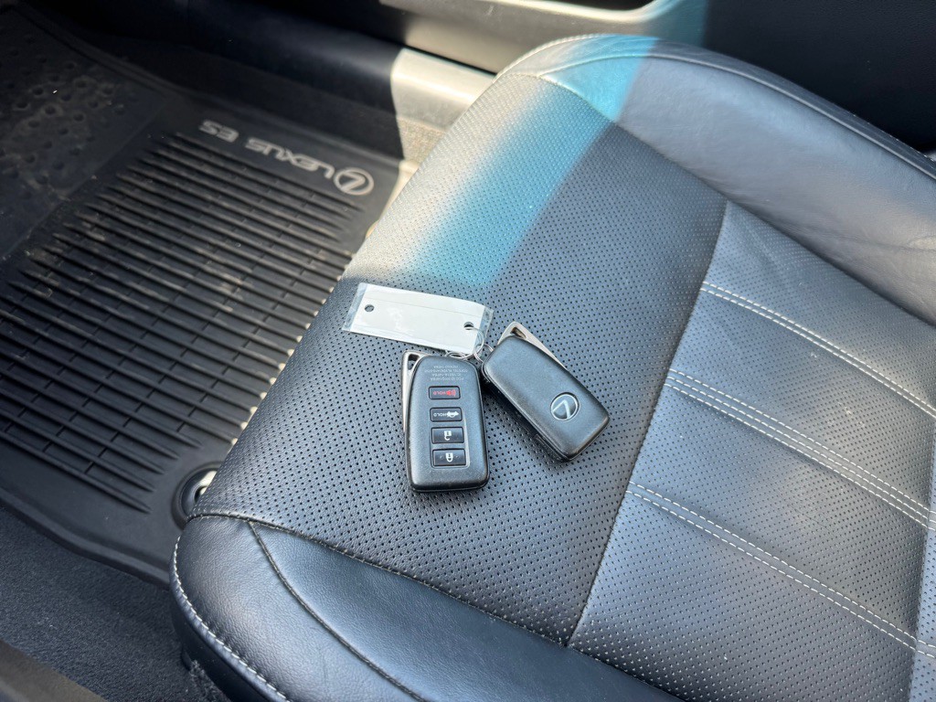 2016 Lexus ES Image 22