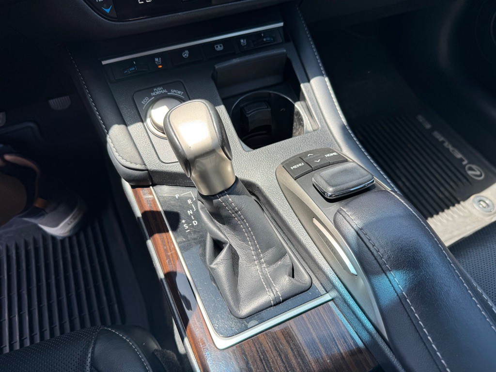 2016 Lexus ES Image 23