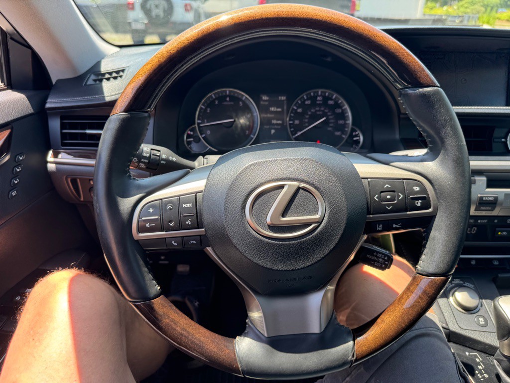 2016 Lexus ES Image 26