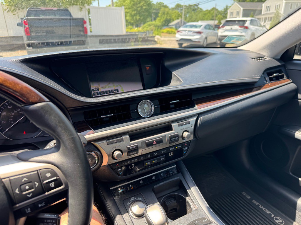 2016 Lexus ES Image 27