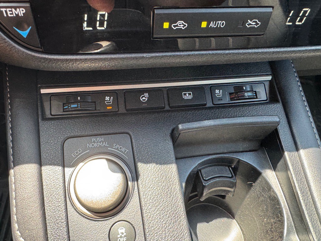 2016 Lexus ES Image 29