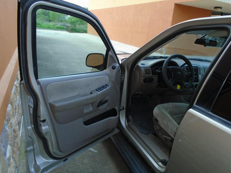2005 Ford Explorer Image 8